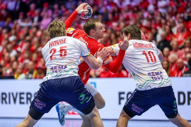 28.01.2026, Handball, Men s EHF EURO 2026, Dänemark - Norwegen, Jyske Bank Boxen in Herning, Dänemark, Main Round: Mathias Gidsel (Denmark 19) im Zweikampf gegen Martin Hernes Hovde (Norway 25) Vetle Ronningen (Norway 10) Dänemark