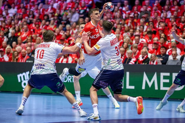 28.01.2026, Handball, Men s EHF EURO 2026, Dänemark - Norwegen, Jyske Bank Boxen in Herning, Dänemark, Main Round: Mads Hoxer Hangaard (Denmark 38) im Zweikampf gegen Vetle Ronningen (Norway 10) Patrick Helland Anderson (Norway 35) Dänemark