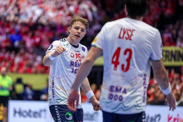 28.01.2026, Handball, Men s EHF EURO 2026, Dänemark - Norwegen, Jyske Bank Boxen in Herning, Dänemark, Main Round: Martin Hernes Hovde (Norway 25) jubelnd neben Simen Ulstad Lyse (Norway 43) Dänemark