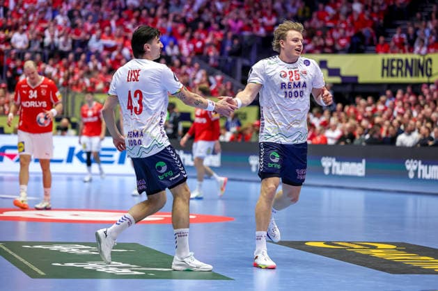28.01.2026, Handball, Men s EHF EURO 2026, Dänemark - Norwegen, Jyske Bank Boxen in Herning, Dänemark, Main Round: Martin Hernes Hovde (Norway 25) jubelnd neben Simen Ulstad Lyse (Norway 43) Dänemark