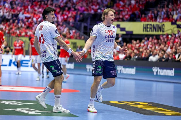28.01.2026, Handball, Men s EHF EURO 2026, Dänemark - Norwegen, Jyske Bank Boxen in Herning, Dänemark, Main Round: Martin Hernes Hovde (Norway 25) jubelnd neben Simen Ulstad Lyse (Norway 43) Dänemark