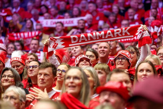 28.01.2026, Handball, Men s EHF EURO 2026, Dänemark - Norwegen, Jyske Bank Boxen in Herning, Dänemark, Main Round: Dänische Fans feuern die Mannschaft an. Dänemark