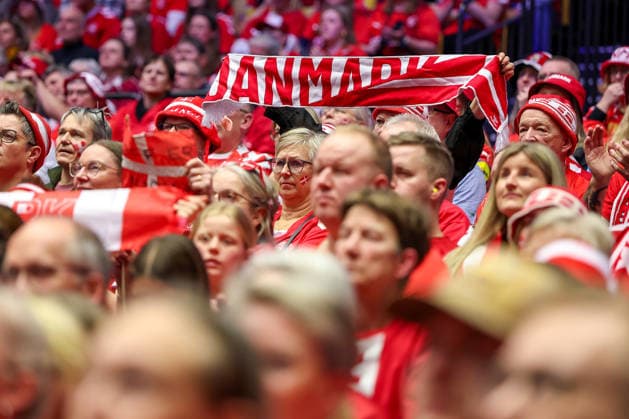 28.01.2026, Handball, Men s EHF EURO 2026, Dänemark - Norwegen, Jyske Bank Boxen in Herning, Dänemark, Main Round: Dänische Fans feuern die Mannschaft an. Dänemark