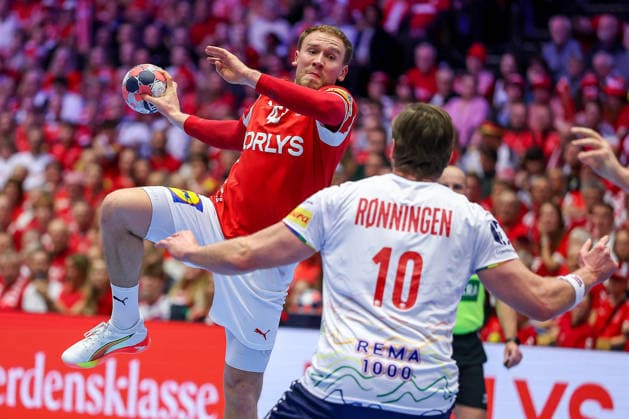 28.01.2026, Handball, Men s EHF EURO 2026, Dänemark - Norwegen, Jyske Bank Boxen in Herning, Dänemark, Main Round: Simon Bogetoft Pytlick (Denmark 43) im Zweikampf gegen Vetle Ronningen (Norway 10) Dänemark