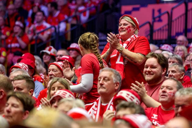 28.01.2026, Handball, Men s EHF EURO 2026, Dänemark - Norwegen, Jyske Bank Boxen in Herning, Dänemark, Main Round: Dänische Fans feuern die Mannschaft an. Dänemark