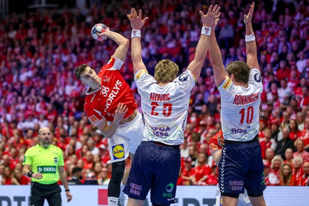 28.01.2026, Handball, Men s EHF EURO 2026, Dänemark - Norwegen, Jyske Bank Boxen in Herning, Dänemark, Main Round: Mads Hoxer Hangaard (Denmark 38) im Zweikampf gegen Martin Hernes Hovde (Norway 25) Vetle Ronningen (Norway 10) Dänemark