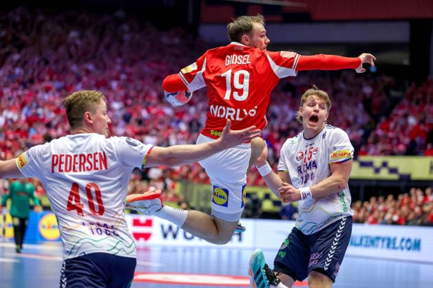 28.01.2026, Handball, Men s EHF EURO 2026, Dänemark - Norwegen, Jyske Bank Boxen in Herning, Dänemark, Main Round: Mathias Gidsel (Denmark 19) im Zweikampf gegen August Baskar Pedersen (Norway 40) Martin Hernes Hovde (Norway 25) Dänemark
