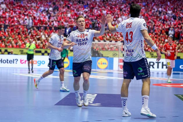28.01.2026, Handball, Men s EHF EURO 2026, Dänemark - Norwegen, Jyske Bank Boxen in Herning, Dänemark, Main Round: August Baskar Pedersen (Norway 40) jubelnd neben Simen Ulstad Lyse (Norway 43) Dänemark