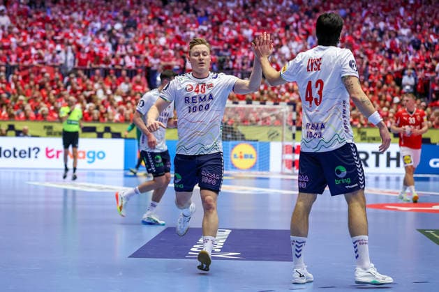 28.01.2026, Handball, Men s EHF EURO 2026, Dänemark - Norwegen, Jyske Bank Boxen in Herning, Dänemark, Main Round: August Baskar Pedersen (Norway 40) jubelnd neben Simen Ulstad Lyse (Norway 43) Dänemark