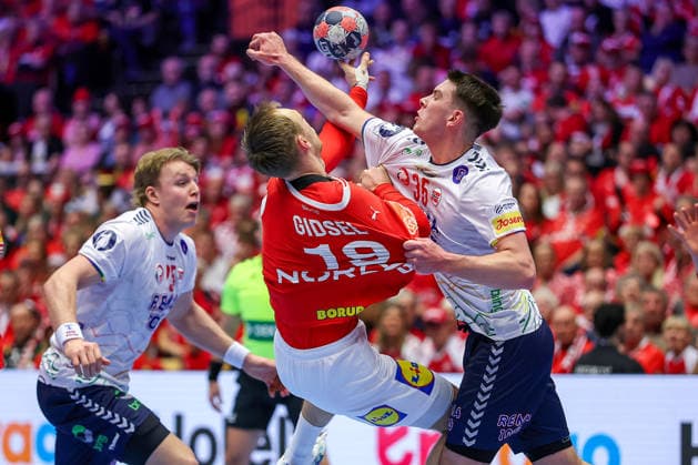 28.01.2026, Handball, Men s EHF EURO 2026, Dänemark - Norwegen, Jyske Bank Boxen in Herning, Dänemark, Main Round: Mathias Gidsel (Denmark 19) im Zweikampf gegen Patrick Helland Anderson (Norway 35) Dänemark