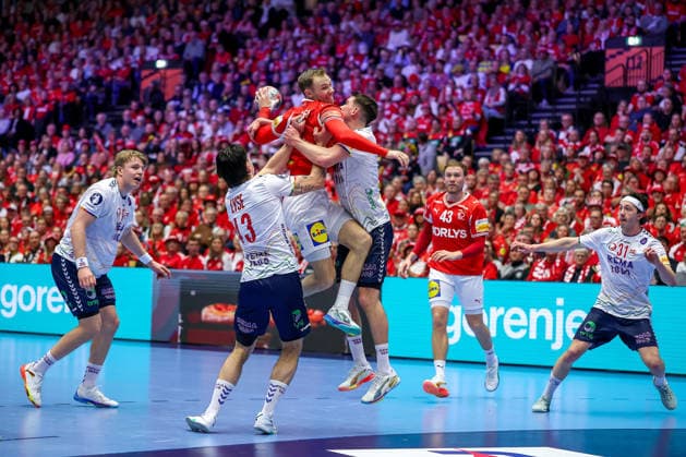 28.01.2026, Handball, Men s EHF EURO 2026, Dänemark - Norwegen, Jyske Bank Boxen in Herning, Dänemark, Main Round: Mathias Gidsel (Denmark 19) im Zweikampf gegen Simen Ulstad Lyse (Norway 43) Patrick Helland Anderson (Norway 35) Dänemark