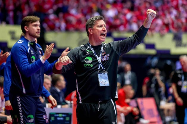 28.01.2026, Handball, Men s EHF EURO 2026, Dänemark - Norwegen, Jyske Bank Boxen in Herning, Dänemark, Main Round: Headcoach Jonas Liberg Wille (Norway hc) gestikulierend am Spielfeldrand Dänemark