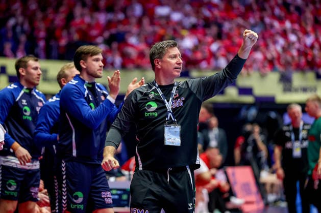 28.01.2026, Handball, Men s EHF EURO 2026, Dänemark - Norwegen, Jyske Bank Boxen in Herning, Dänemark, Main Round: Headcoach Jonas Liberg Wille (Norway hc) gestikulierend am Spielfeldrand Dänemark