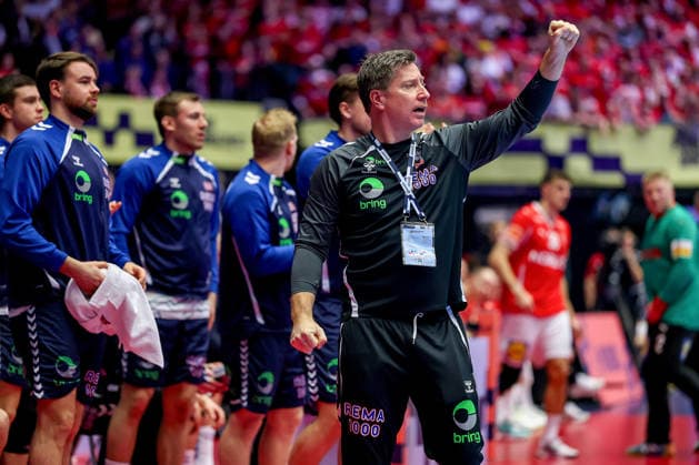 28.01.2026, Handball, Men s EHF EURO 2026, Dänemark - Norwegen, Jyske Bank Boxen in Herning, Dänemark, Main Round: Headcoach Jonas Liberg Wille (Norway hc) gestikulierend am Spielfeldrand Dänemark
