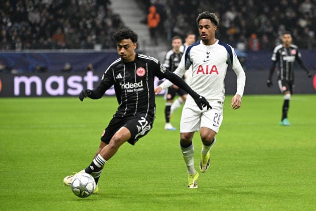 28.01.2026, xjhx, Fussball UEFA Champions League, Eintracht Frankfurt - Tottenham Hotspur v.l. Nathaniel Brown (Eintracht Frankfurt) Wilson Odobert (Tottenham Hotspur) Zweikampf, Aktion, action, battle for the ball Frankfurt am Main