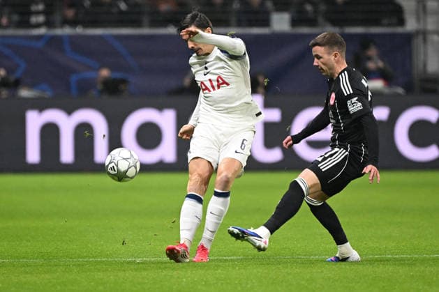28.01.2026, xjhx, Fussball UEFA Champions League, Eintracht Frankfurt - Tottenham Hotspur v.l. Joao Palhinha (Tottenham Hotspur) Mario Götze Goetze (Eintracht Frankfurt) Zweikampf, Aktion, action, battle for the ball Frankfurt am Main