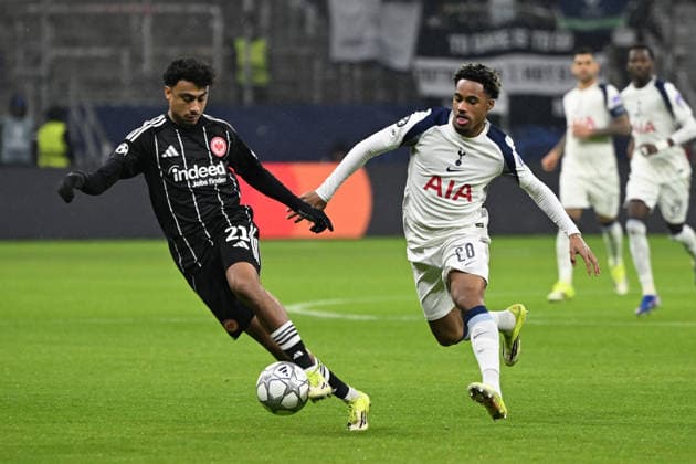 28.01.2026, xjhx, Fussball UEFA Champions League, Eintracht Frankfurt - Tottenham Hotspur v.l. Nathaniel Brown (Eintracht Frankfurt) Wilson Odobert (Tottenham Hotspur) Zweikampf, Aktion, action, battle for the ball Frankfurt am Main