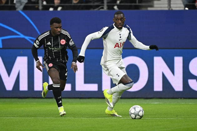 28.01.2026, xjhx, Fussball UEFA Champions League, Eintracht Frankfurt - Tottenham Hotspur v.l. AurÃ lio Buta (Eintracht Frankfurt) Randal Kolo Muani (Tottenham Hotspur) Zweikampf, Aktion, action, battle for the ball Frankfurt am Main