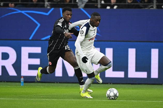 28.01.2026, xjhx, Fussball UEFA Champions League, Eintracht Frankfurt - Tottenham Hotspur v.l. AurÃ lio Buta (Eintracht Frankfurt) Randal Kolo Muani (Tottenham Hotspur) Zweikampf, Aktion, action, battle for the ball Frankfurt am Main