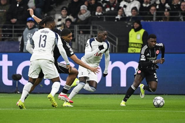 28.01.2026, xjhx, Fussball UEFA Champions League, Eintracht Frankfurt - Tottenham Hotspur v.l. Destiny Udogie (Tottenham Hotspur) Aurele Amenda (Eintracht Frankfurt) Randal Kolo Muani (Tottenham Hotspur) AurÃ lio Buta (Eintracht Frankfurt) Zweikampf, Aktion, action, battle for the ball Frankfurt am Main