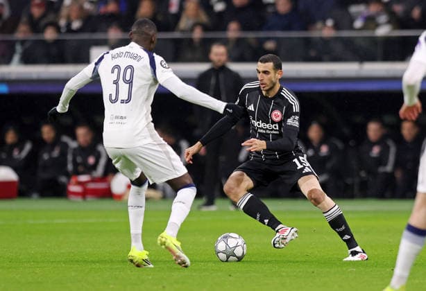 28.01.2026, xovx, Fußball UEFA Champions-League, Eintracht Frankfurt - Tottenham Hotspur v.l. Randal Kolo Muani (Tottenham Hotspur), Ellyes Skhiri (Eintracht Frankfurt) (DFL DFB REGULATIONS PROHIBIT ANY USE OF PHOTOGRAPHS as IMAGE SEQUENCES and or QUASI-VIDEO) emspor Frankfurt am Main