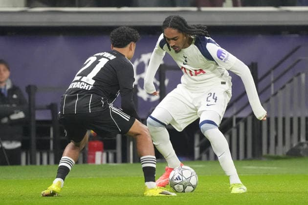 Djed Spence (Tottenham Hotspur, 24) gegen Nathaniel Brown (Eintracht Frankfurt)^ - Frankfurt 28.01.2026: Eintracht Frankfurt vs. Tottenham Hotspurs, Deutsche Bank Park, 8. Spieltag Champions League