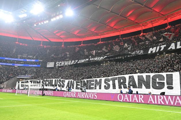 28.01.2026, xjhx, Fussball UEFA Champions League, Eintracht Frankfurt - Tottenham Hotspur v.l. Fans Eintracht Frankfurt, Stimmung, Schals, Frankfurt am Main