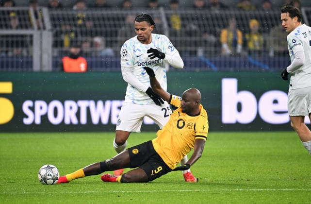 Fussball, Champions League, Deutschland, Herren, Saison 2025 2026, 8. Spieltag, Signal Iduna Park Dortmund: Bor. Dortmund - Inter Mailand; Manuel Akanji (INT), Serhou Guirassy (BVB). Aktion