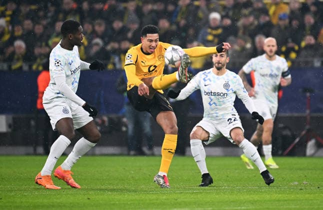 Fussball, Champions League, Deutschland, Herren, Saison 2025 2026, 8. Spieltag, Signal Iduna Park Dortmund: Bor. Dortmund - Inter Mailand; Jobe Bellingham (BVB), Henrikh Mkhitaryan (INT). Aktion