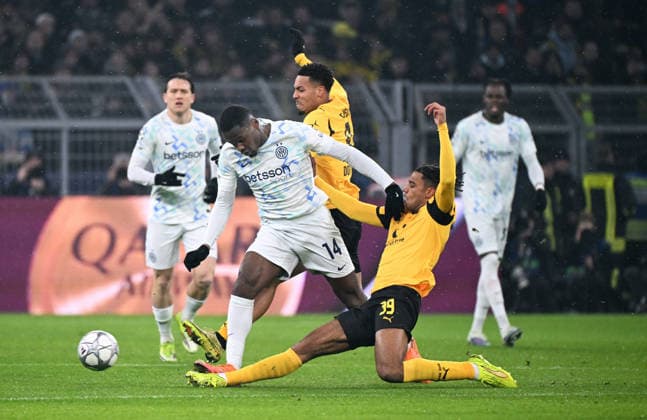 Fussball, Champions League, Deutschland, Herren, Saison 2025 2026, 8. Spieltag, Signal Iduna Park Dortmund: Bor. Dortmund - Inter Mailand; Ange-Yoan Bonny (INT), Filippo Mane (BVB), Felix Nmecha (BVB). Aktion