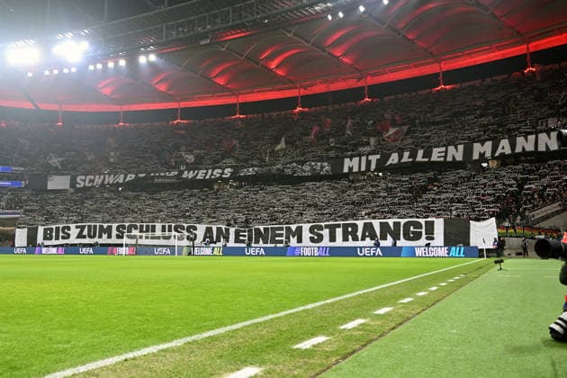 28.01.2026, xjhx, Fussball UEFA Champions League, Eintracht Frankfurt - Tottenham Hotspur v.l. Fans Eintracht Frankfurt, Stimmung, Schals, Spruchband Frankfurt am Main