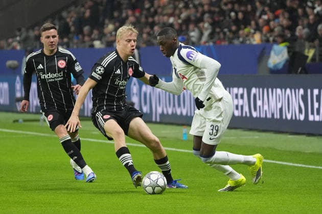 Randal Kolo Muani (Tottenham Hotspur, 39) zieht ab Oscar Hojlund (Eintracht Frankfurt) vorbei - Frankfurt 28.01.2026: Eintracht Frankfurt vs. Tottenham Hotspurs, Deutsche Bank Park, 8. Spieltag Champions League