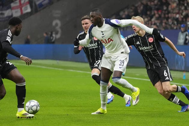 Randal Kolo Muani (Tottenham Hotspur, 39) zieht ab Oscar Hojlund (Eintracht Frankfurt) vorbei - Frankfurt 28.01.2026: Eintracht Frankfurt vs. Tottenham Hotspurs, Deutsche Bank Park, 8. Spieltag Champions League