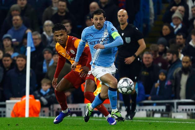 Manchester City v Galatasaray, Manchester, UK - 28 January 2026 Bernardo Silva of Manchester City feels pressure from Ismail Jakobs of Galatasaray during the UEFA Champions League match between Manchester City and Galatasaray at The Etihad Stadium on 28 January 2026 in Manchester, England (Photo by Steve Taylor PPAUK) Manchester The Etihad Stadium Greater Manchester England Copyright: xStevexTaylor PPAUKx PPA-243851