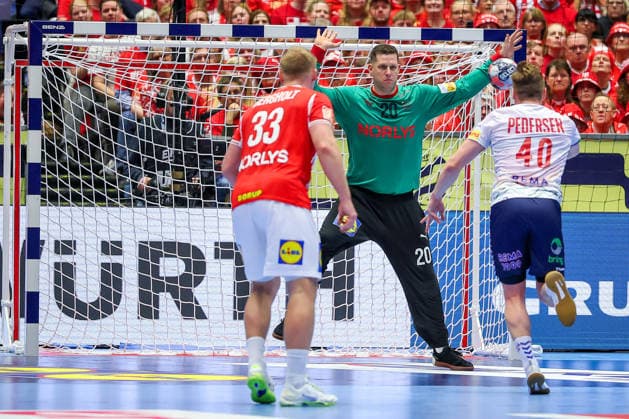 28.01.2026, Handball, Men s EHF EURO 2026, Dänemark - Norwegen, Jyske Bank Boxen in Herning, Dänemark, Main Round: August Baskar Pedersen (Norway 40) wirft den Ball auf das Tor Kevin Moller (Denmark 20) Dänemark