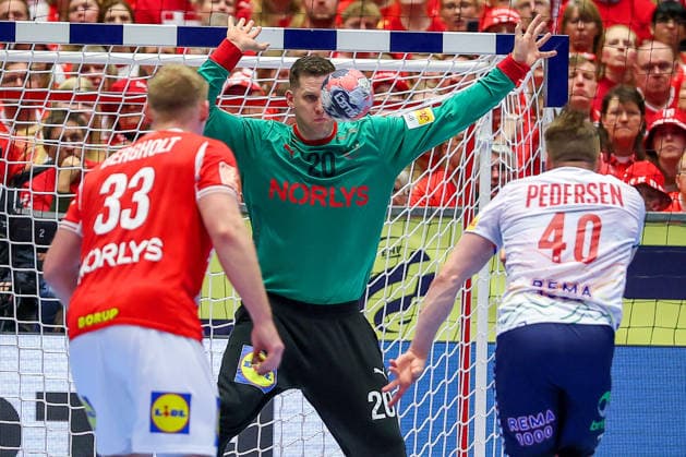 28.01.2026, Handball, Men s EHF EURO 2026, Dänemark - Norwegen, Jyske Bank Boxen in Herning, Dänemark, Main Round: August Baskar Pedersen (Norway 40) wirft den Ball auf das Tor Kevin Moller (Denmark 20) Dänemark