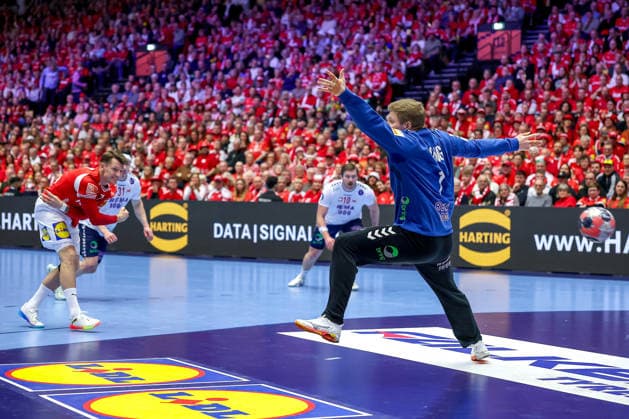 28.01.2026, Handball, Men s EHF EURO 2026, Dänemark - Norwegen, Jyske Bank Boxen in Herning, Dänemark, Main Round: Emil Jakobsen (Denmark 07) wirft den Ball auf das Tor Robin Paulsen Haug (Norway 01) Dänemark