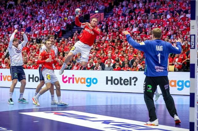 28.01.2026, Handball, Men s EHF EURO 2026, Dänemark - Norwegen, Jyske Bank Boxen in Herning, Dänemark, Main Round: Simon Bogetoft Pytlick (Denmark 43) wirft den Ball auf das Tor Robin Paulsen Haug (Norway 01) Dänemark