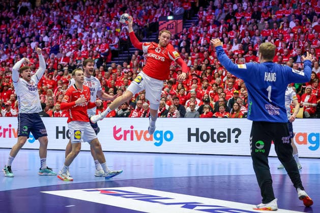 28.01.2026, Handball, Men s EHF EURO 2026, Dänemark - Norwegen, Jyske Bank Boxen in Herning, Dänemark, Main Round: Simon Bogetoft Pytlick (Denmark 43) wirft den Ball auf das Tor Robin Paulsen Haug (Norway 01) Dänemark