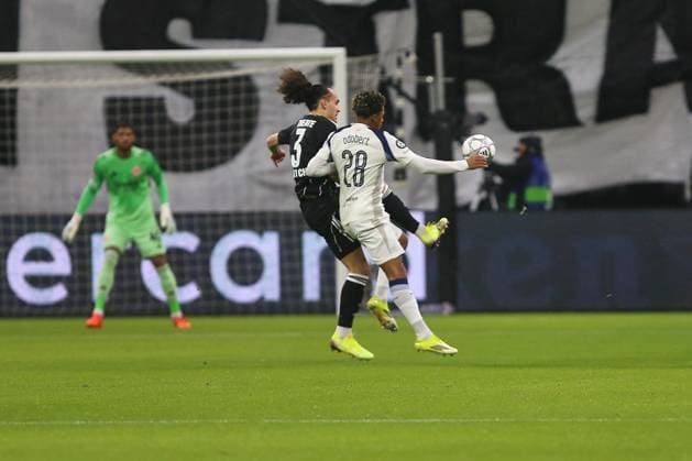 Frankfurt Main, Hessen, Deutschland, 28.01.2026: Waldstadion Deutsche Bank Park: UEFA Champions League 2025 26: Eintracht Frankfurt - Tottenham Hotspur: Arthur Theate (3, Eintracht Frankfurt) und Wilson Odobert (28, Tottenham) im Duell, im Hintergrund Torwart Kaua Santos (40, Eintracht Frankfurt) Copyright: xdtsxNachrichtenagenturx dts_103963