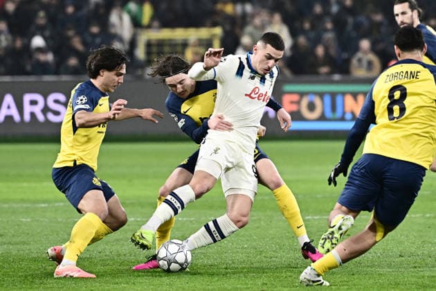 260128 Royale Union Saint-Gilloise vs Atalanta Kevin Mac Allister (5) of Union battles for the ball with Nikola Krstovic (90) of Atalanta and Kamiel Van De Perre (6) of Union during the Uefa Champions League 8th matchday in the League phase game in season 2025 - 2026 between Royale Union Saint-Gilloise and Atalanta Bergamasca Calcio on January 28 , 2026 in Anderlecht, Belgium. (Photo by Maarten Straetemans isosport) Anderlecht Belgium  Copyright: xMaartenxStraetemansx UNION-ATALANTA_20260128_018