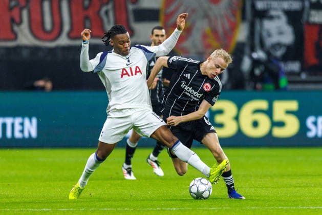 FRANKFURT, DEUTSCHLAND - JANUARY 28: Destiny Udogie (Tottenham Hotspur, 13) and Oscar Hojlund (Eintracht Frankfurt, 6) compete for the ball during the UEFA Champions League match between Eintracht Frankfurt vs. Tottenham Hotspur at Eintracht Frankfurt Stadium on matchday 8 of the League Phase on January 28, 2026 in Frankfurt, Deutschland. Hessen Deutschland Copyright: xStephanxHahnex