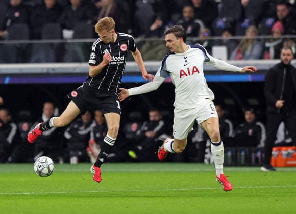 28.01.2026, xovx, Fußball UEFA Champions-League, Eintracht Frankfurt - Tottenham Hotspur v.l. Hugo Larsson (Eintracht Frankfurt), Joao Palhinha (Tottenham Hotspur) (DFL DFB REGULATIONS PROHIBIT ANY USE OF PHOTOGRAPHS as IMAGE SEQUENCES and or QUASI-VIDEO) emspor Frankfurt am Main