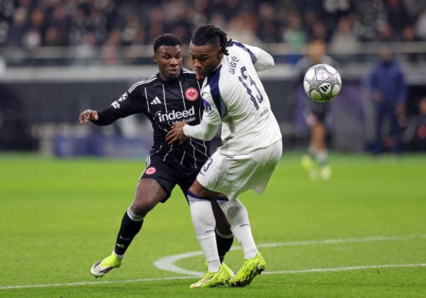 28.01.2026, xovx, Fußball UEFA Champions-League, Eintracht Frankfurt - Tottenham Hotspur v.l. Aurelio Buta (Eintracht Frankfurt), Destiny Udogie (Tottenham Hotspur) (DFL DFB REGULATIONS PROHIBIT ANY USE OF PHOTOGRAPHS as IMAGE SEQUENCES and or QUASI-VIDEO) emspor Frankfurt am Main