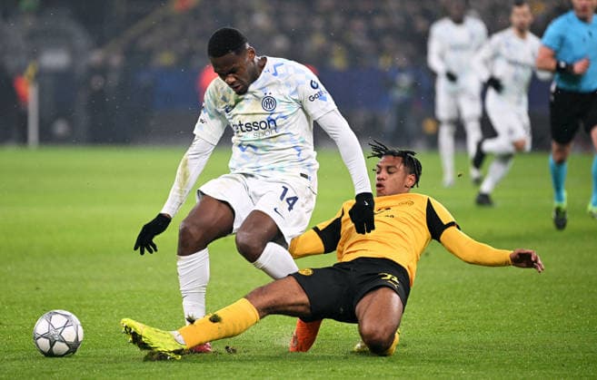 Fussball, Champions League, Deutschland, Herren, Saison 2025 2026, 8. Spieltag, Signal Iduna Park Dortmund: Bor. Dortmund - Inter Mailand; Filippo Mane (BVB), Ange-Yoan Bonny (INT). Aktion