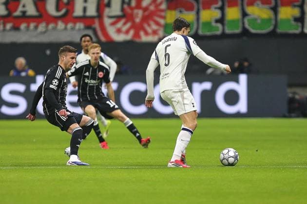 Frankfurt Main, Hessen, Deutschland, 28.01.2026: Waldstadion Deutsche Bank Park: UEFA Champions League 2025 26: Eintracht Frankfurt - Tottenham Hotspur: Mario Götze (27, Eintracht Frankfurt) und Joao Palhinha (6, Tottenham), im Hintergrund u.a. Hugo Larsson (16, Eintracht Frankfurt) Copyright: xdtsxNachrichtenagenturx dts_103965