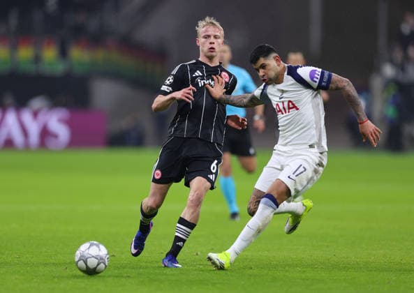 28.01.2026, Fussball UEFA Champions League, Eintracht Frankfurt - Tottenham Hotspur, emonline, emspor, v.l., Oscar Hojlund (Eintracht Frankfurt), Cristian Romero (Tottenham Hotspur) DFL DFB REGULATIONS PROHIBIT ANY USE OF PHOTOGRAPHS AS IMAGE SEQUENCES AND OR QUASI-VIDEO. xdcx Copyright: HMBxMedia Claus
