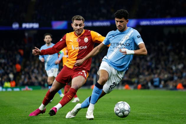 Manchester City v Galatasaray, Manchester, UK - 28 January 2026 Matheus Nunes of Manchester City is feels pressure from BarÄ±s Alper YÄ±lmaz of Galatasaray during the UEFA Champions League match between Manchester City and Galatasaray at The Etihad Stadium on 28 January 2026 in Manchester, England (Photo by Steve Taylor PPAUK) Manchester The Etihad Stadium Greater Manchester England Copyright: xStevexTaylor PPAUKx PPA-243852