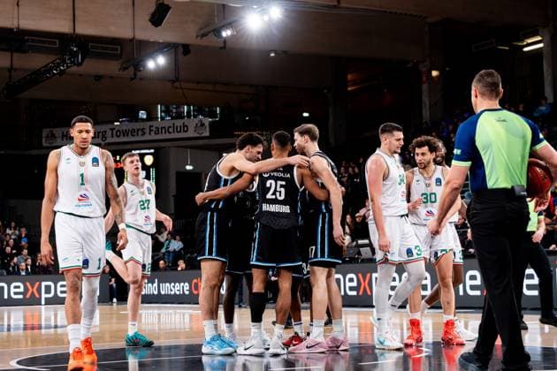 Szene mit Angel Nunez (1; Slask Wroclaw), Kenneth Ogbe (25; Veolia Towers Hamburg), Jan Niklas Wimberg (17; Veolia Towers Hamburg), Ross Williams (34; Veolia Towers Hamburg), Blazej Kulikowski (3; Slask Wroclaw), Blazej Czerniewicz (27; Slask Wroclaw) und Issuf Sanon (30; Slask Wroclaw) auf dem Spielfeld Spielaktion mit Angel Nunez (1; Slask Wroclaw) und Kenneth Ogbe (25; Veolia Towers Hamburg) Copyright: xPhilippHeistx