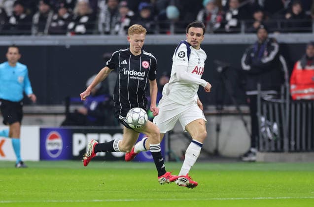 28.01.2026, Fussball UEFA Champions League, Eintracht Frankfurt - Tottenham Hotspur, emonline, emspor, v.l., Hugo Larsson (Eintracht Frankfurt), Joao Palhinha (Tottenham Hotspur) DFL DFB REGULATIONS PROHIBIT ANY USE OF PHOTOGRAPHS AS IMAGE SEQUENCES AND OR QUASI-VIDEO. xdcx Copyright: HMBxMedia Claus
